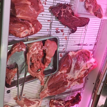 有点黑的冻牛肉。