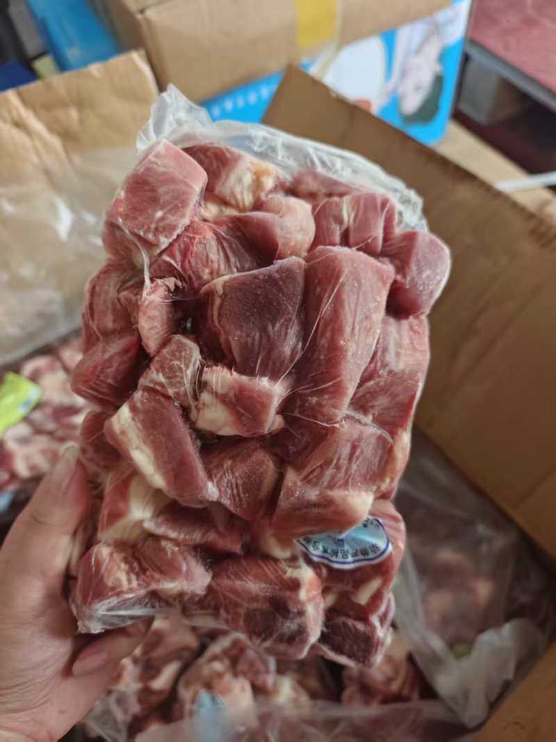 牛腩粒到货，块头均匀，肥肉比例好使用起来方便快捷，价格低
