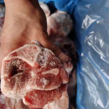 后筒骨块带肉，带筋，带骨髓！