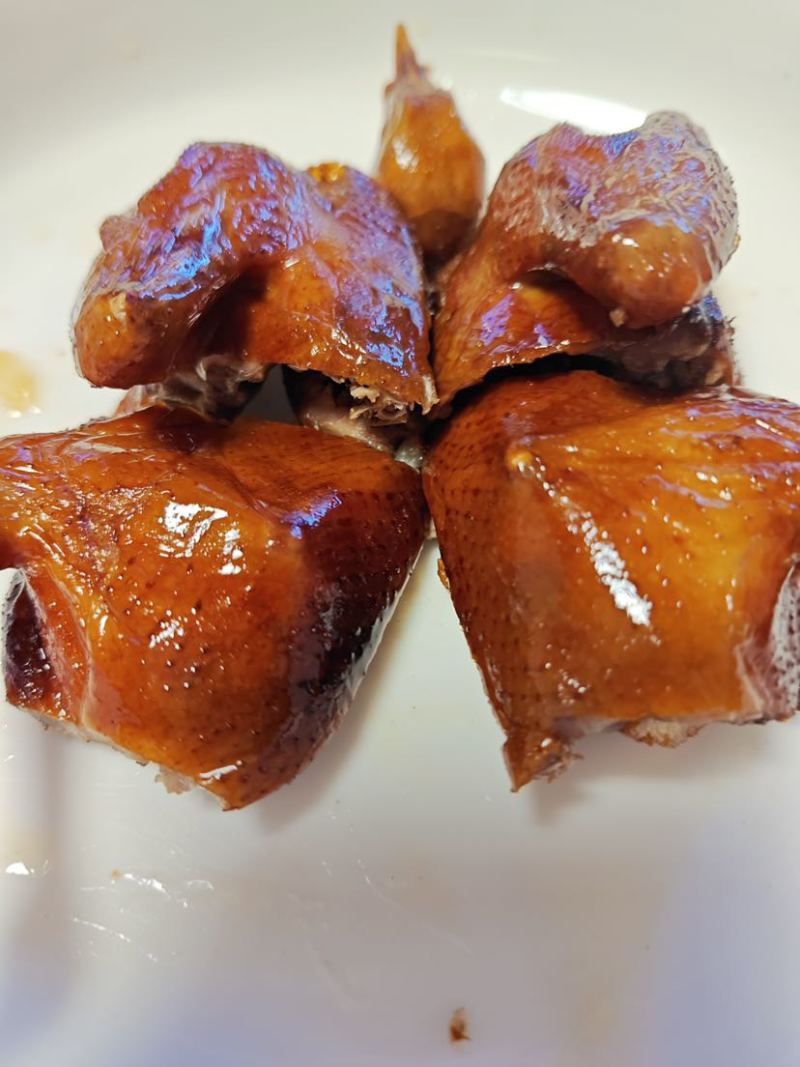 半成品爆汁脆皮乳鸽，采用鲜鸽6两腌制而成，解冻风干表皮可炸
