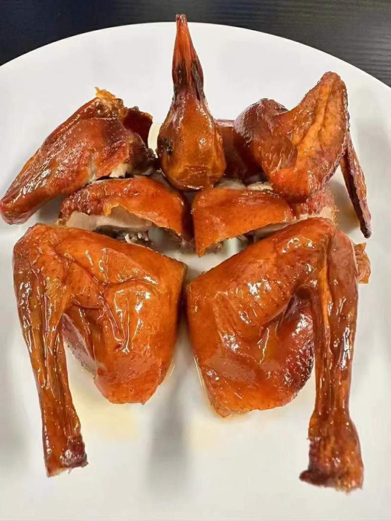 半成品爆汁脆皮乳鸽，采用鲜鸽6两腌制而成，解冻风干表皮可炸