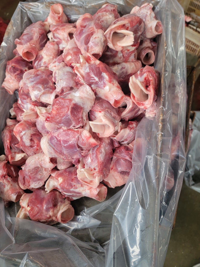 农副产品：猪头、猪蹄、猪尾、护心肉、心肝肺、舌尖等