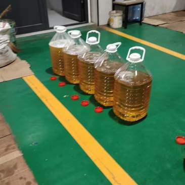 自己种植的花生榨的油色泽鲜亮吃着放心健康大家放心购