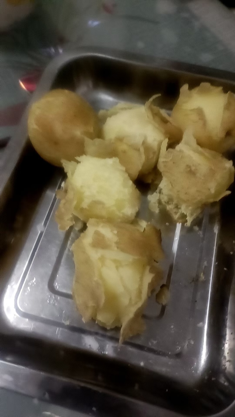 青海土豆3两起步精品麻皮土豆需要的老板连系200吨现货