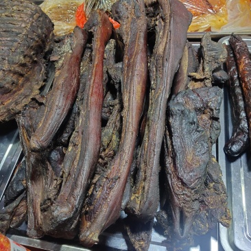 腌熏干腊肉，香肠，腊猪脚，腊排骨，腌熏干鱼，腌鱼，腌肉。