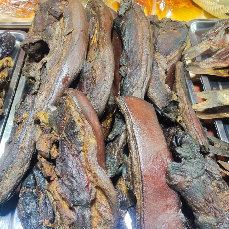 腌熏干腊肉，香肠，腊猪脚，腊排骨，腌熏干鱼，腌鱼，腌肉。