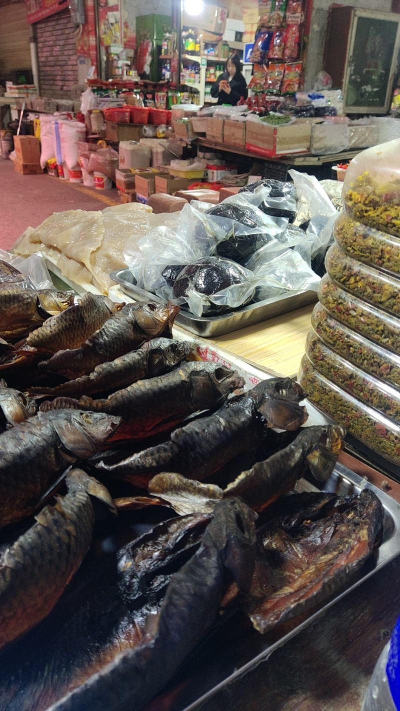 腌熏干腊肉，香肠，腊猪脚，腊排骨，腌熏干鱼，腌鱼，腌肉。