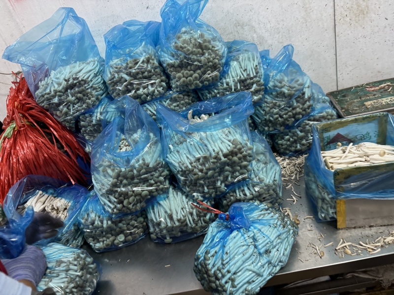 8kg蟹味菇，纸箱装，一箱4袋，一袋4斤