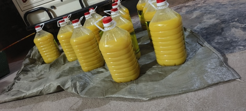 花生油。农户鲜榨，一级油品
