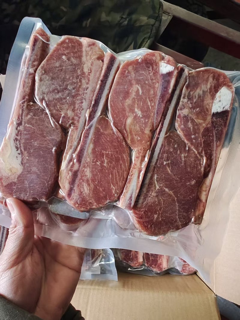 高品质手抓牛排到货​从鲜嫩到餐桌的美味，每一口都是享受​