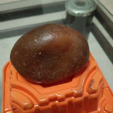 母鸡肚子里抱出来块鸡宝