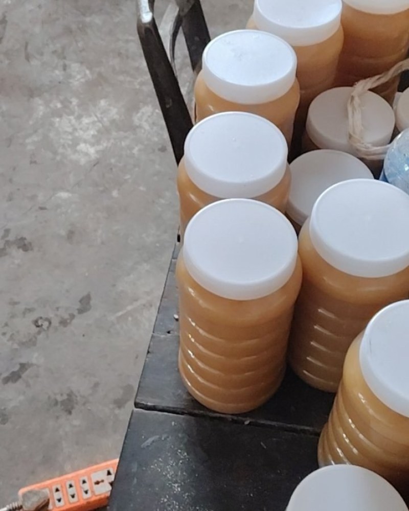 云南昭通彝良县角奎镇。一年一取一次的中华蜂百花结晶蜜。