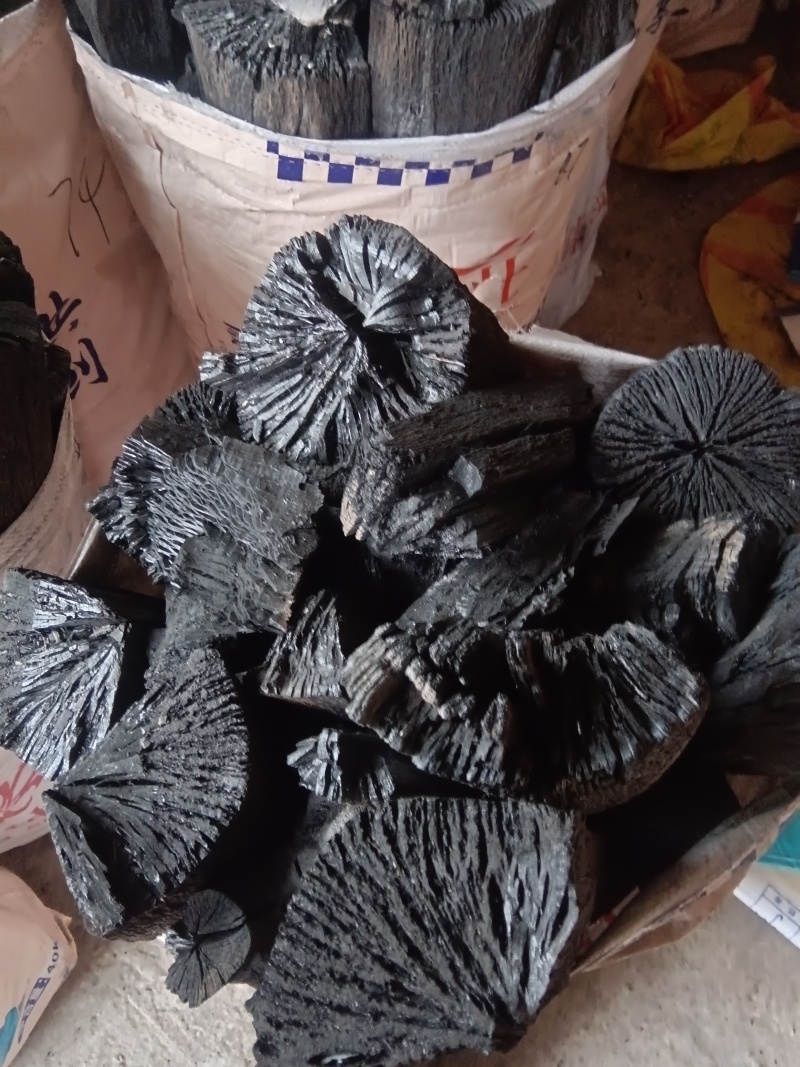 青冈木炭土窑烧制，保质保量带皮的不带皮的都有