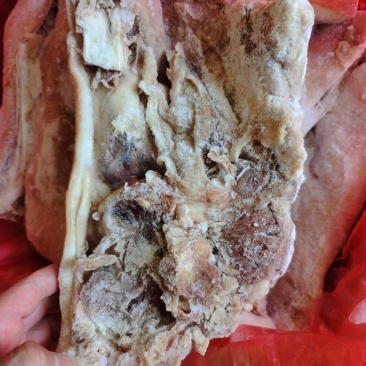 八成熟猪头肉熟猪头肉​去骨八分熟，老汤上色入味即可