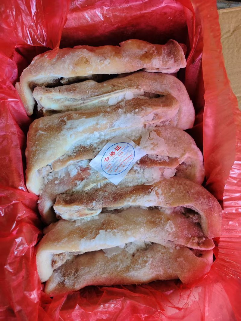 八成熟猪头肉熟猪头肉​去骨八分熟，老汤上色入味即可