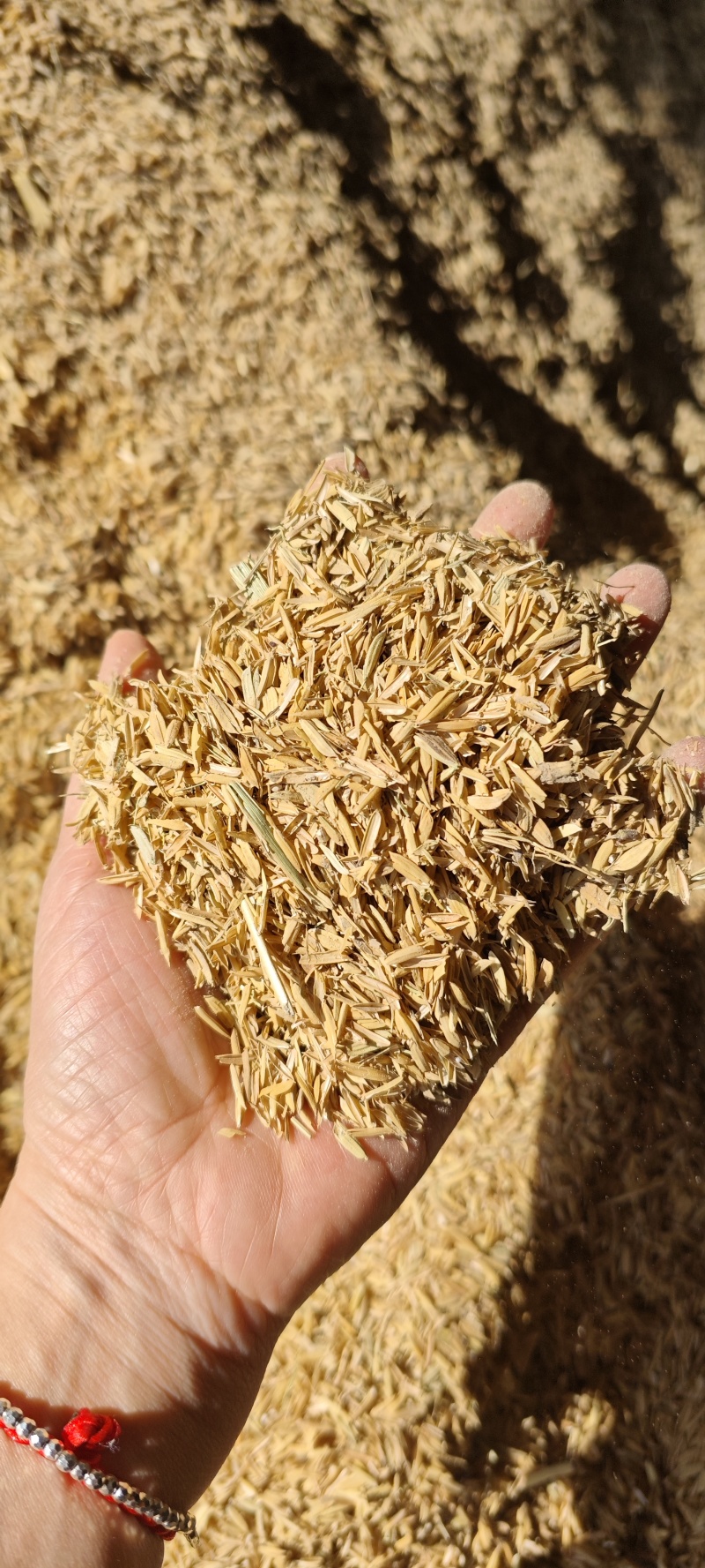 压缩稻壳。用作育苗基质和鸡鸭垫料。以及生物质燃料