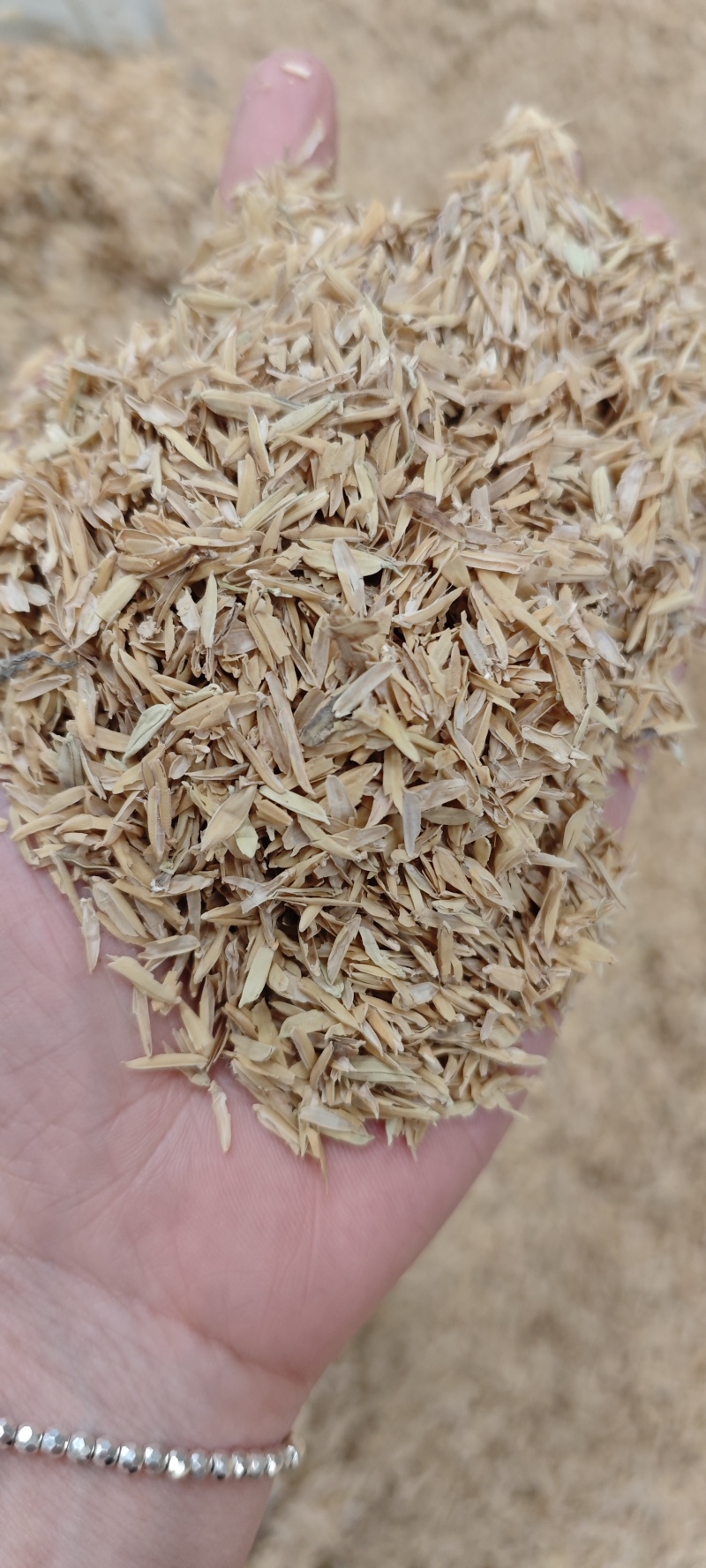 压缩稻壳。用作育苗基质和鸡鸭垫料。以及生物质燃料