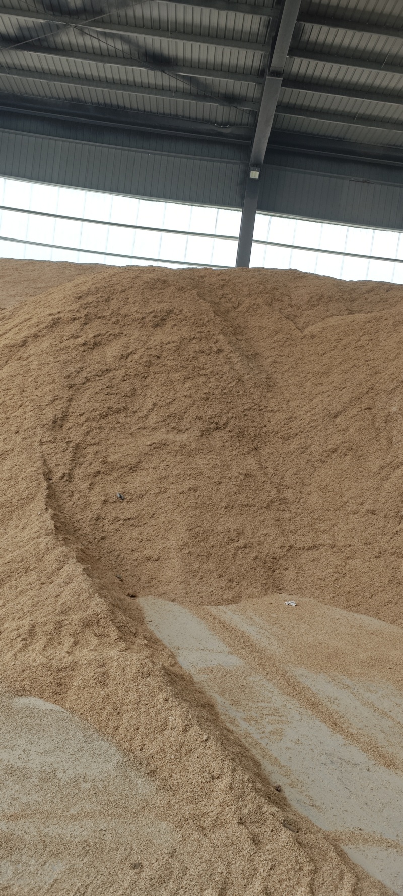 压缩稻壳。用作育苗基质和鸡鸭垫料。以及生物质燃料