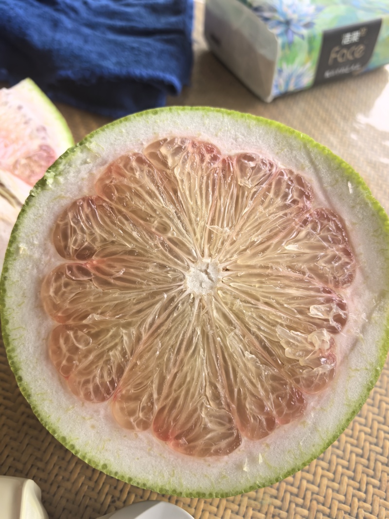 云南西双版纳翡翠柚