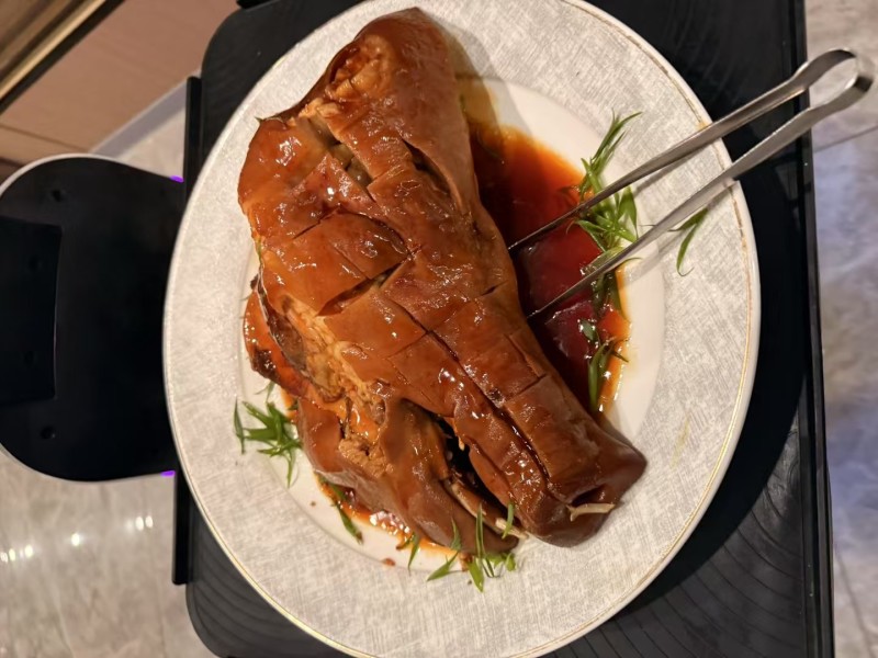 鸿运当头，劈半猪头这猪头太**了