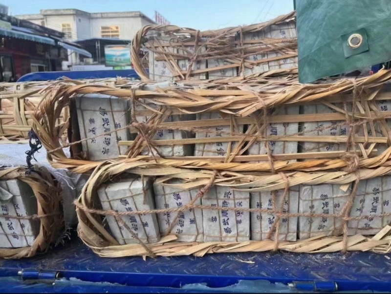 2004年易武顺时兴生茶砖，250克/片一扎4片，96片/件