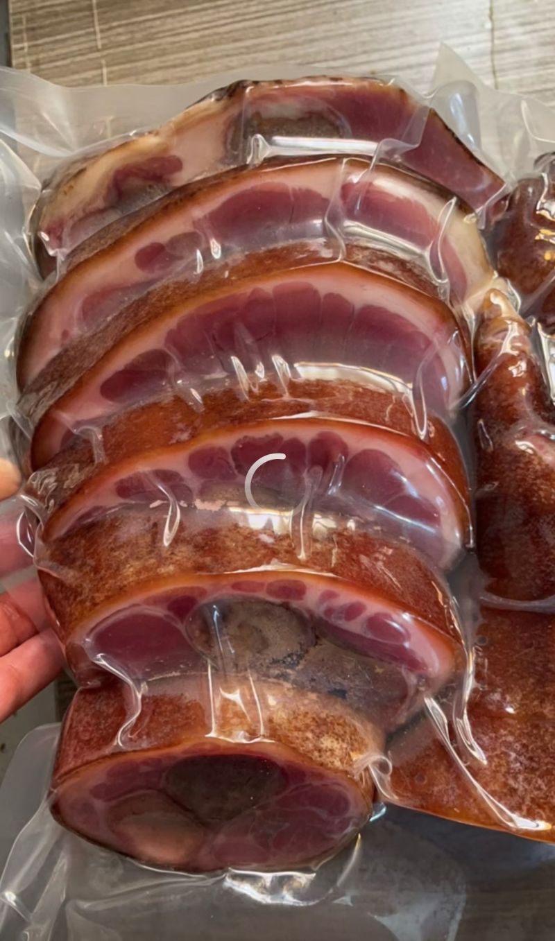 香薰腊肉猪脚，排骨，香肠