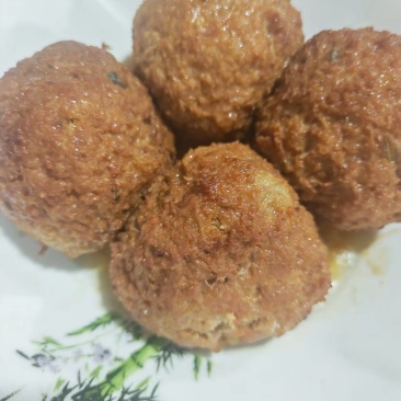 狮子头，单个重量200克实拍品尝，肉质劲道，有肉粒感山东