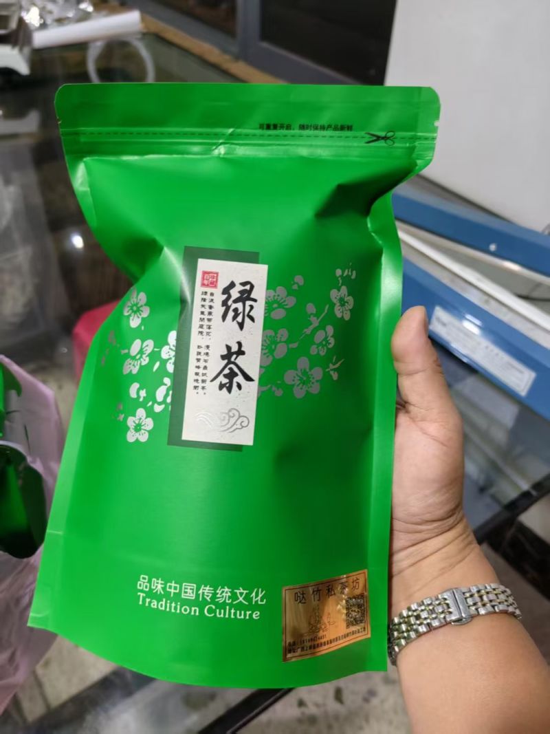 自家茶园生产的高山茶。红茶绿茶都有，需要的老板联系，