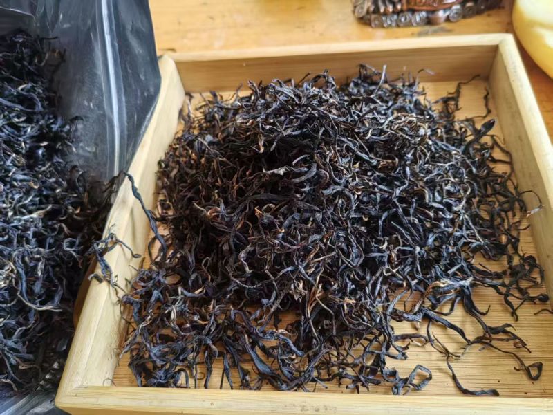 自家茶园生产的高山茶。红茶绿茶都有，需要的老板联系，