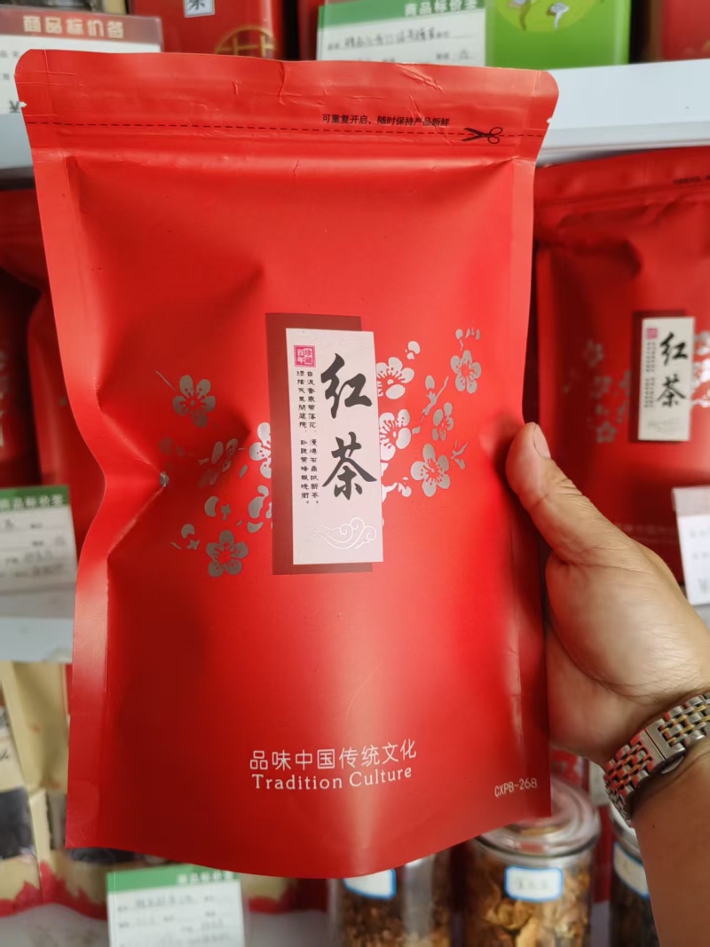 自家茶园生产的高山茶。红茶绿茶都有，需要的老板联系，