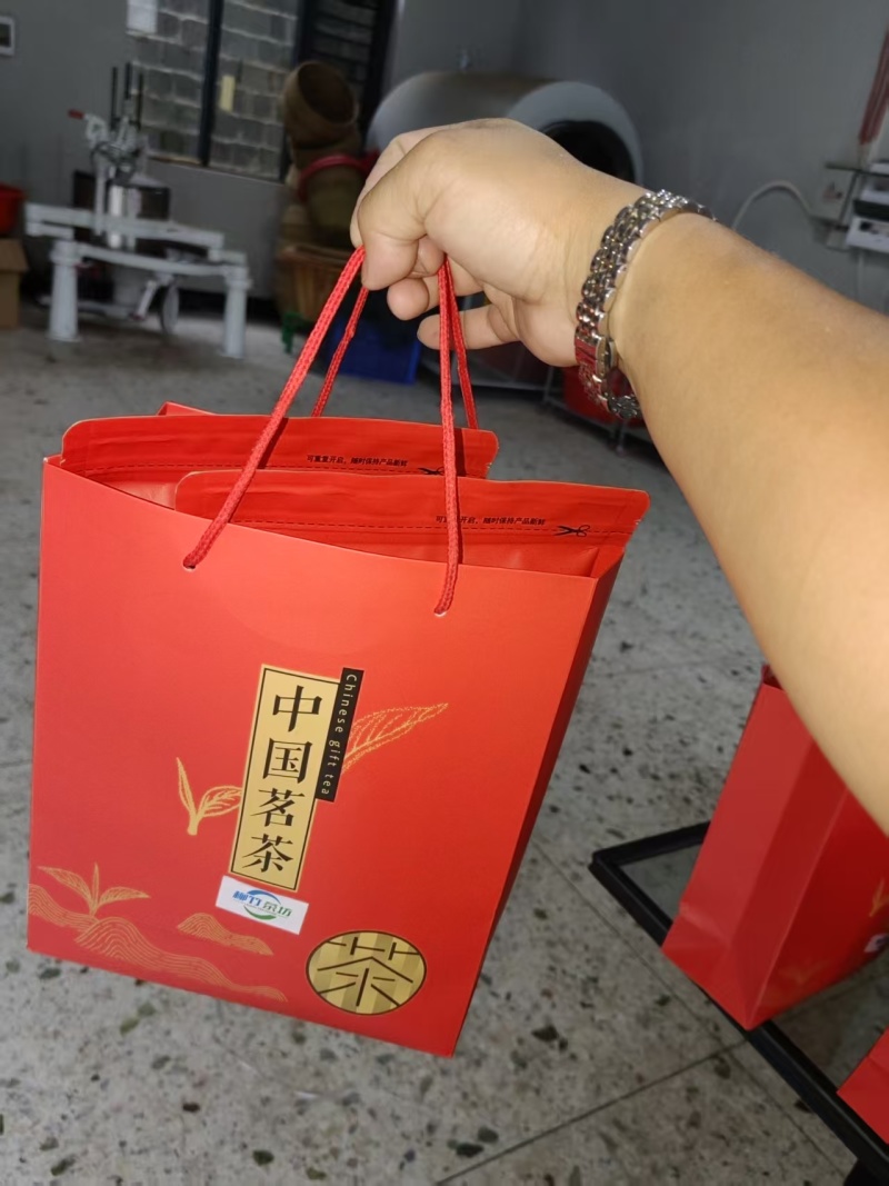 自家茶园生产的高山茶。红茶绿茶都有，需要的老板联系，