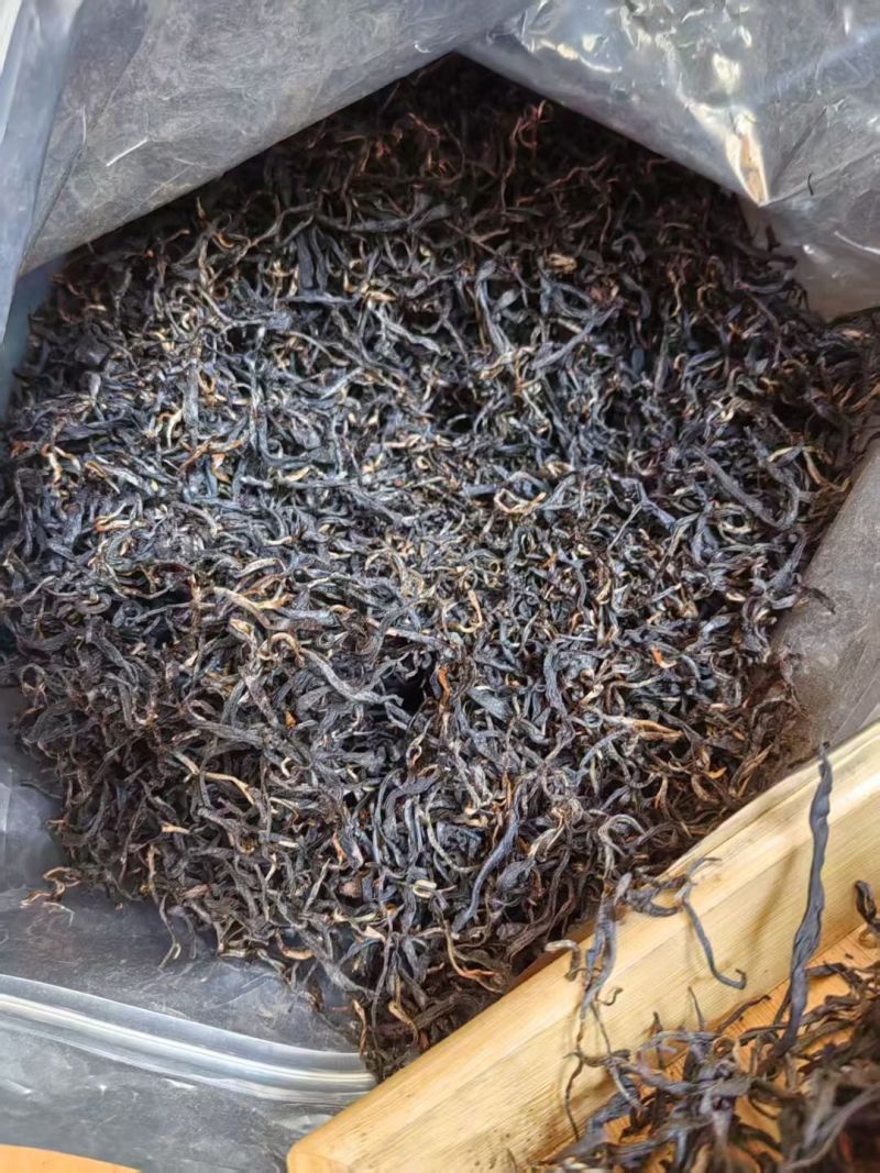 自家茶园生产的高山茶。红茶绿茶都有，需要的老板联系，