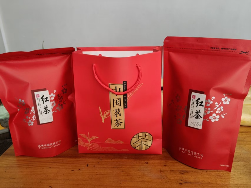 自家茶园生产的高山茶。红茶绿茶都有，需要的老板联系，