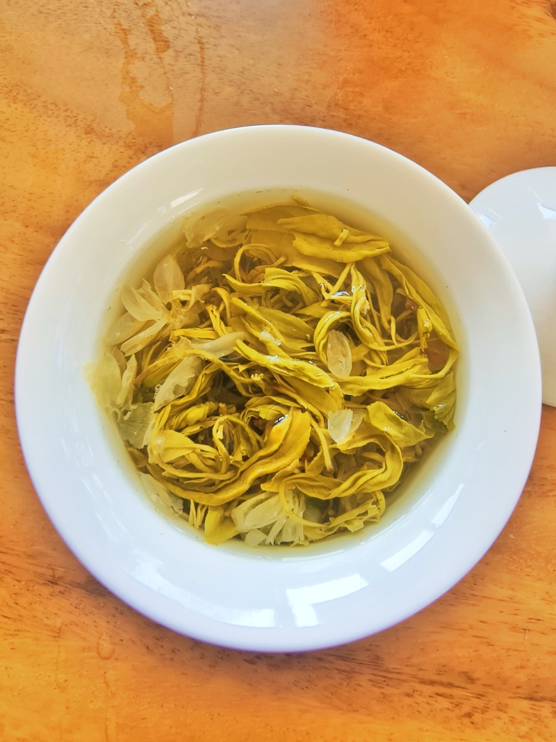 黄金芽小茶饼，加了茉莉花压制而成