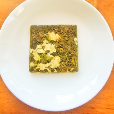 黄金芽小茶饼，加了茉莉花压制而成
