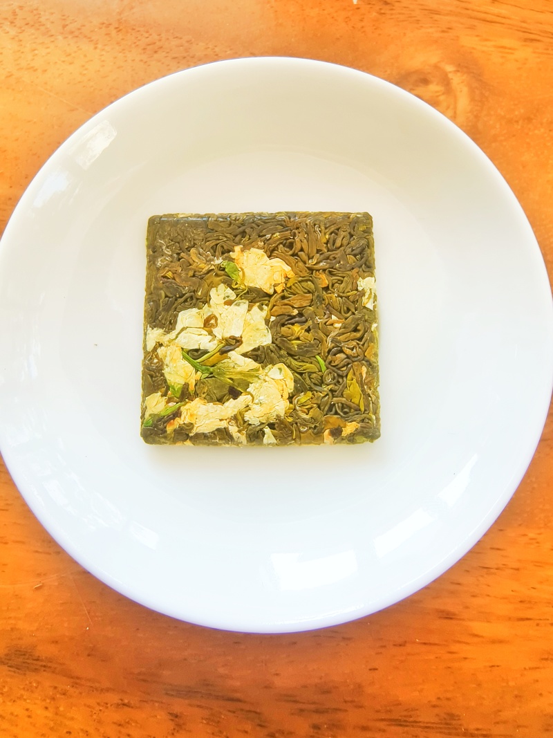 黄金芽小茶饼，加了茉莉花压制而成