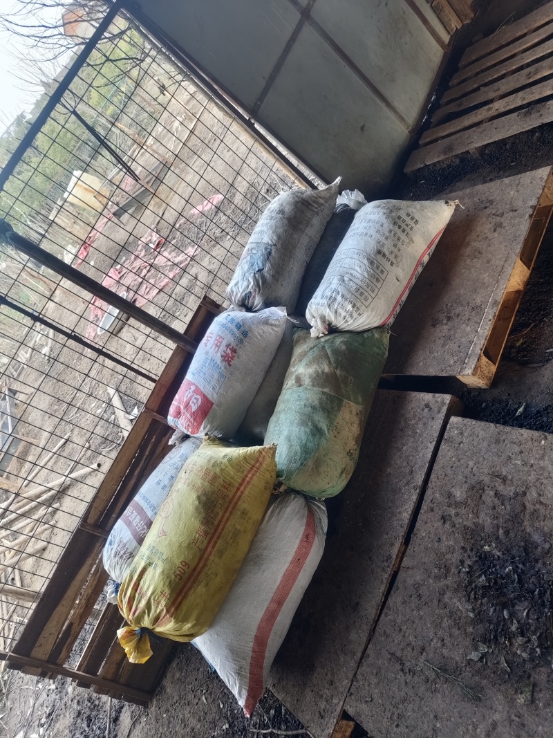 大量卖羊粪有机肥料自己来装2块钱一袋