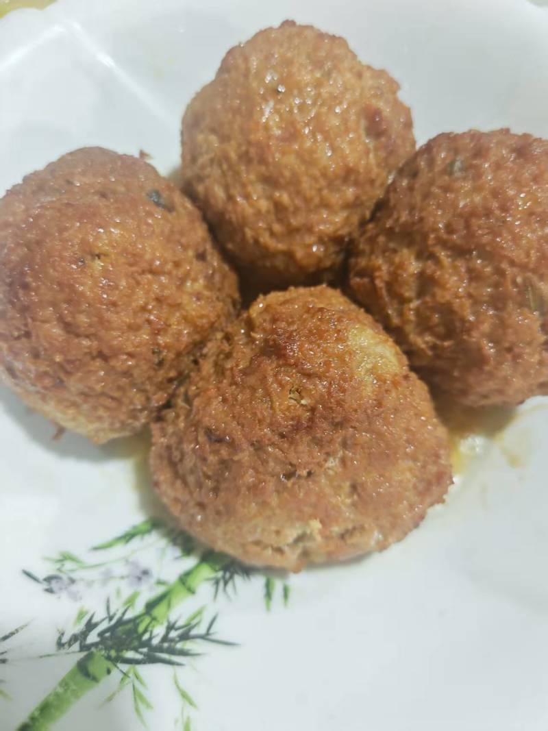 狮子头，单个重量200克实拍品尝，肉质劲道，有肉粒感