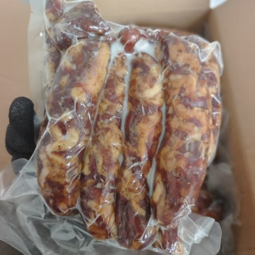 香肠到货，口味非常好吃有生的有熟的，一袋两斤真空包装