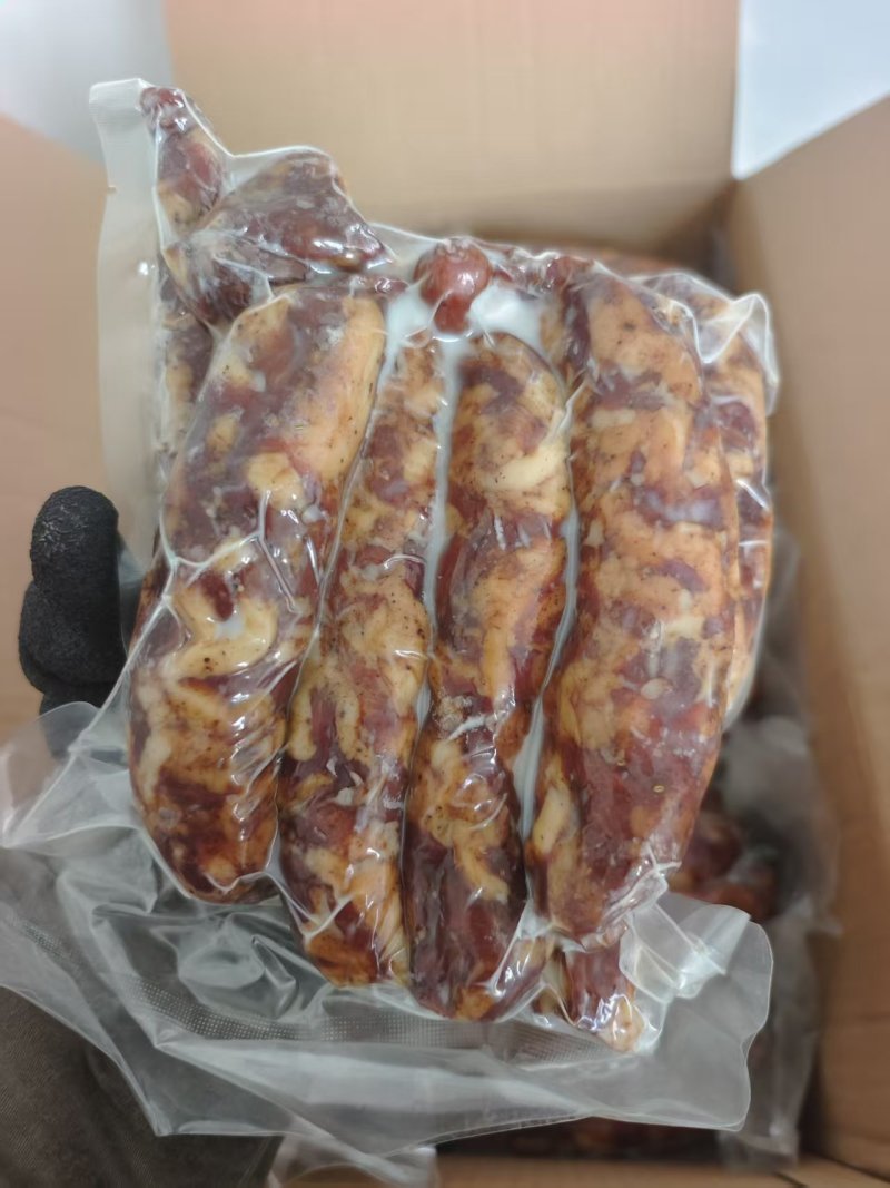 香肠到货，口味非常好吃有生的有熟的，一袋两斤真空包装