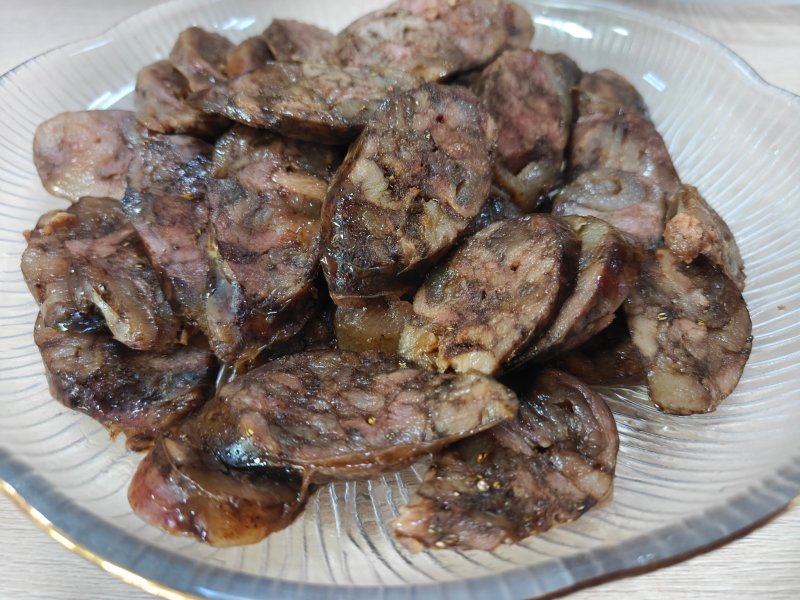 香肠到货，口味非常好吃有生的有熟的，一袋两斤真空包装