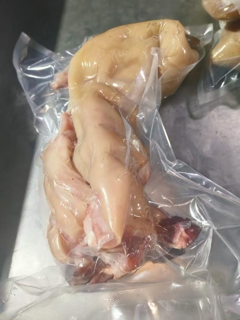 全熟去骨牛蹄，火烧毛纯水煮
