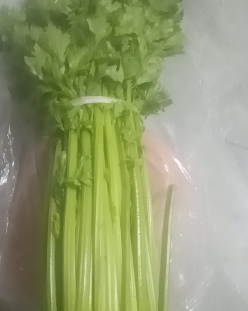 山西，运城，新绛县有两亩芹菜