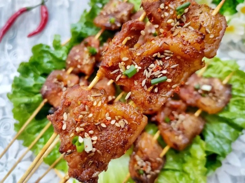 五花肉串成品串直接上炉烤，质量很好