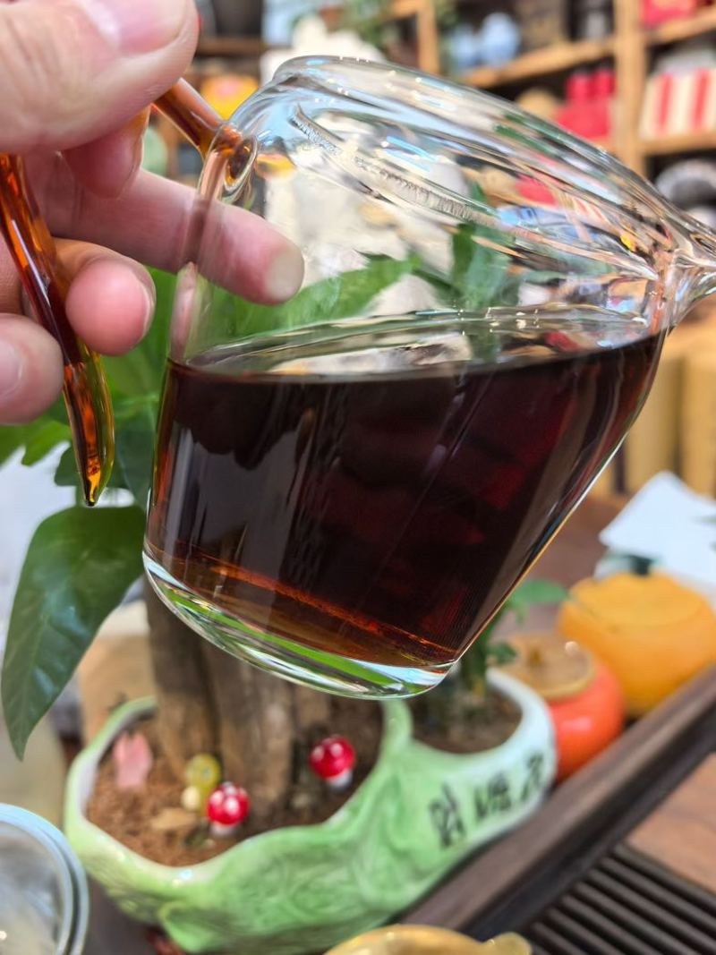 九十年代六堡灵芝香老茶团，一个茶团大概6.7斤