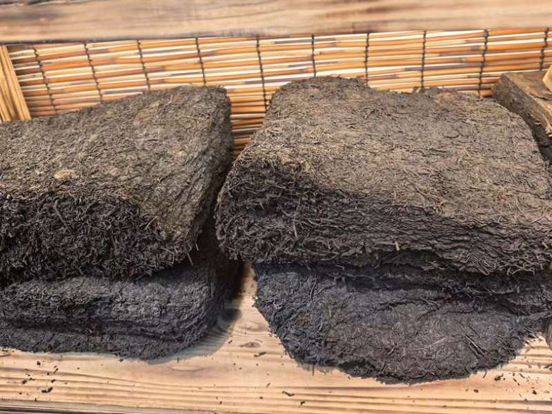九十年代六堡灵芝香老茶团，一个茶团大概6.7斤