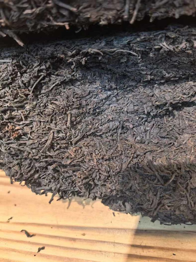 九十年代六堡灵芝香老茶团，一个茶团大概6.7斤
