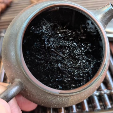 九十年代六堡灵芝香老茶团，一个茶团大概6.7斤