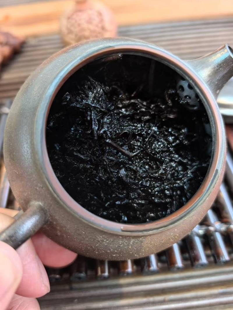 九十年代六堡灵芝香老茶团，一个茶团大概6.7斤