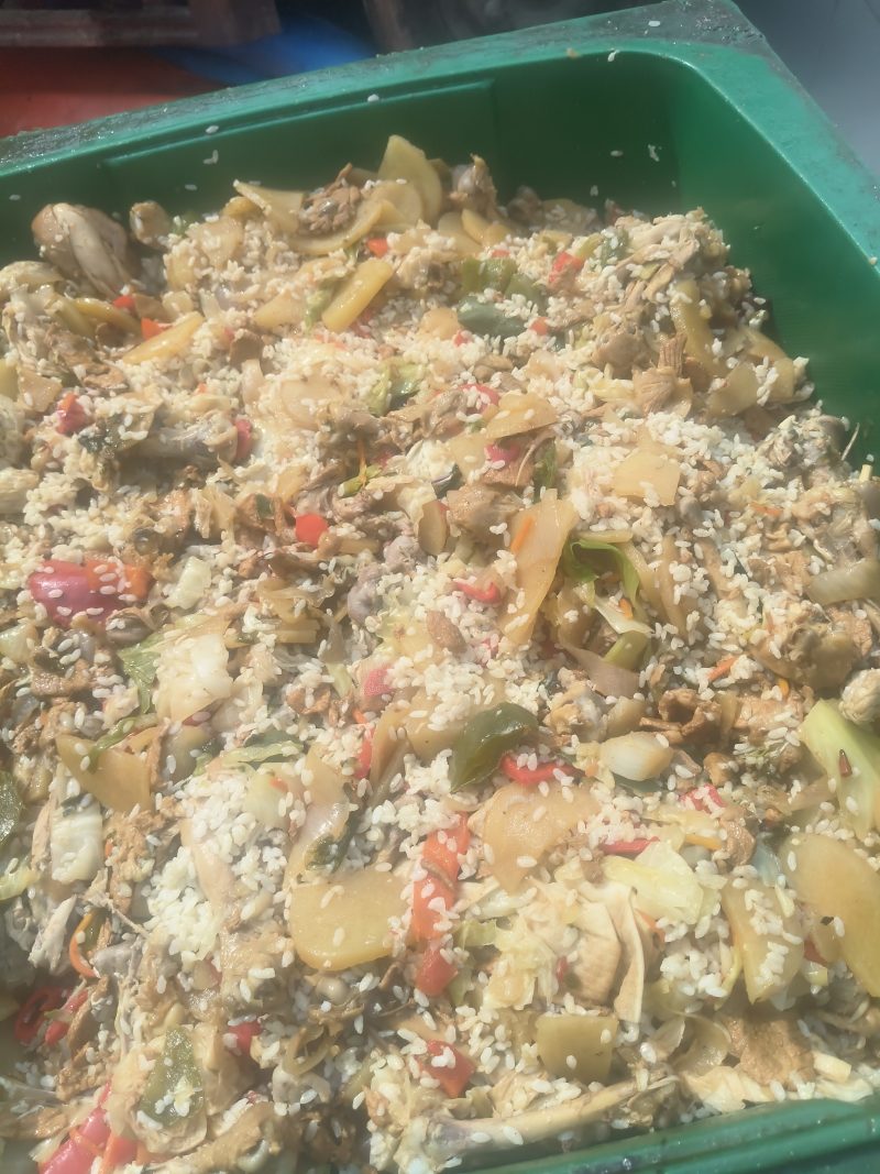 纯学校饭渣，每天10吨。没有辣椒麻椒。